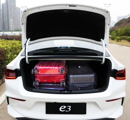 La BYD e3 est une berline électrique compacte qui a une autonomie de 410 kilomètres.