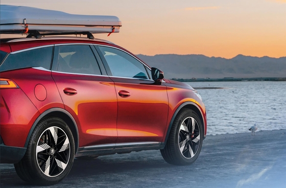 Le grand SUV hybride de BYD, Tang Dmi, est venu pour la perturbation.