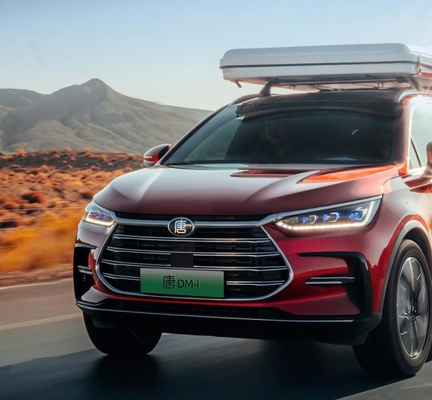 Le grand SUV hybride de BYD, Tang Dmi, est venu pour la perturbation.