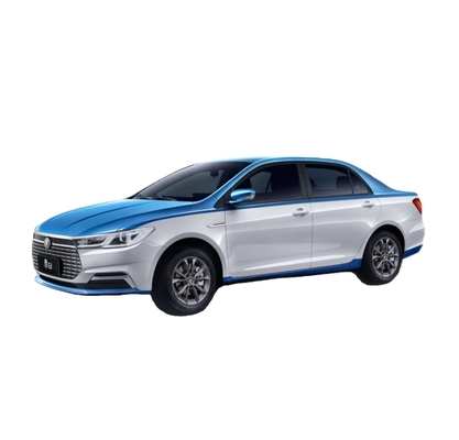 Le taxi Qin EV purement électrique de BYD a une autonomie de 450 km et une carrosserie double couleur.