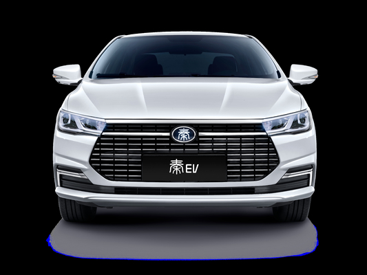 Le taxi Qin EV purement électrique de BYD a une autonomie de 450 km et une carrosserie double couleur.