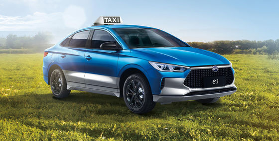 Le taxi BYD E3 tout électrique a une autonomie de 401 km pour un transport en douceur