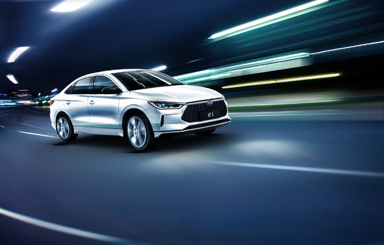 Le taxi BYD E3 tout électrique a une autonomie de 401 km pour un transport en douceur