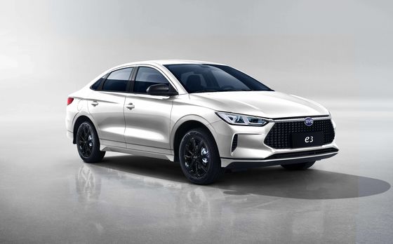 Le taxi BYD E3 tout électrique a une autonomie de 401 km pour un transport en douceur